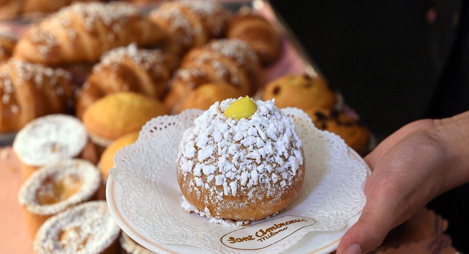 sant-ambroeus-bombolone.jpg