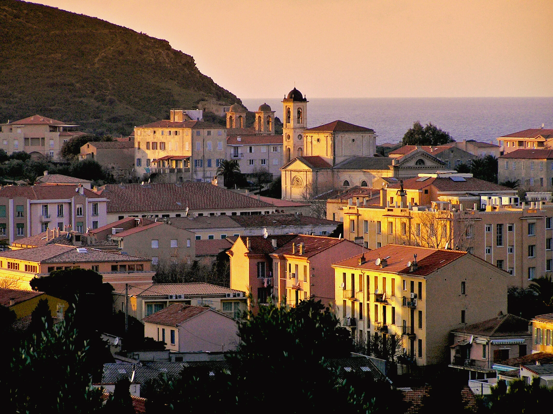 L'Île-Rousse_au_couchant.jpg
