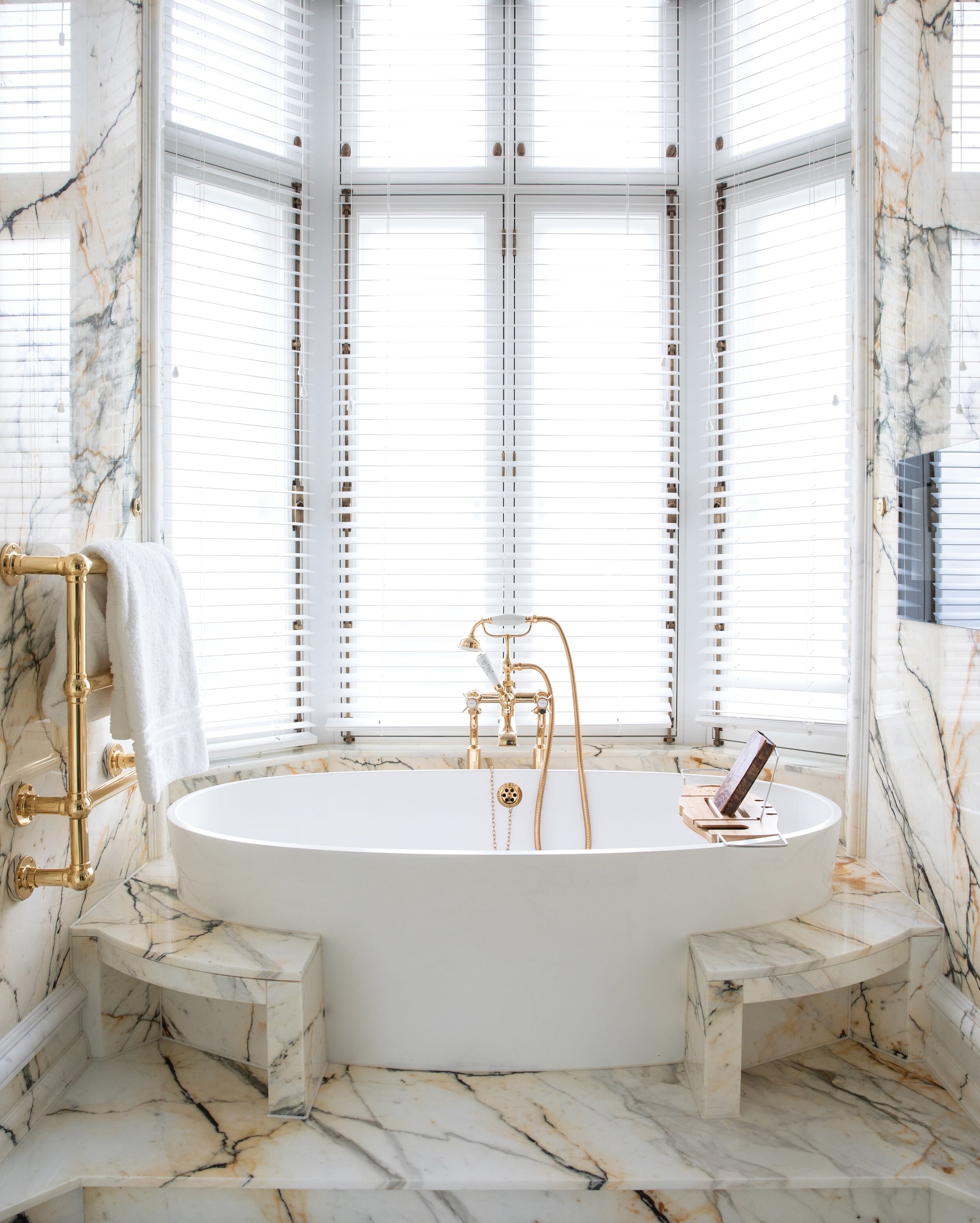 cad-acc-suite-royal-suite-bathroom02_3600x4491.jpg