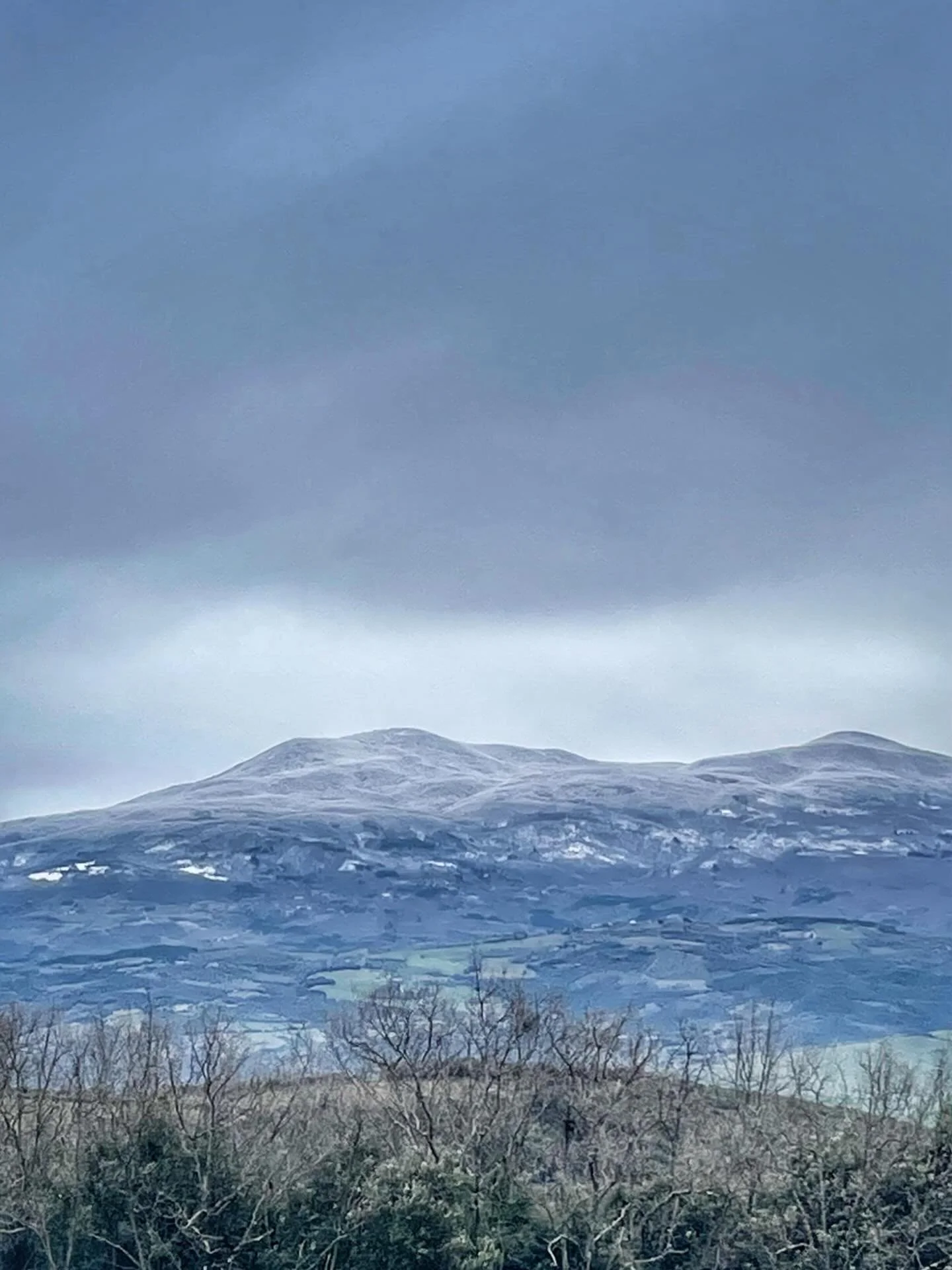 Spring had briefly arrived with all its energy and vitality, but cold weather and snow have suddenly returned to the region. Fortunately, it appears this shift will be short-lived.
This is a photo of Monte Amiata taken this morning, March 27th, which