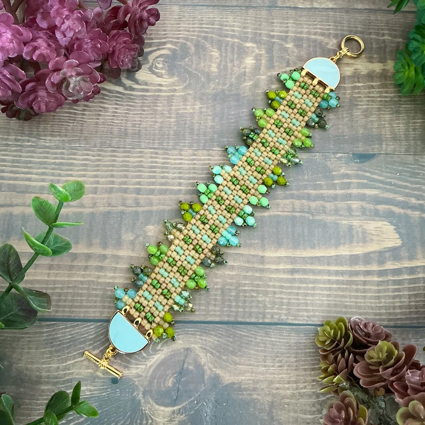 Taking some time to create today 💕
8/0 seed beads
11/0 seed beads 
4mm fire polish
New component stitch ins! 
https://www.daniellewickesjewelry.com/shop/p/enameledstitchin