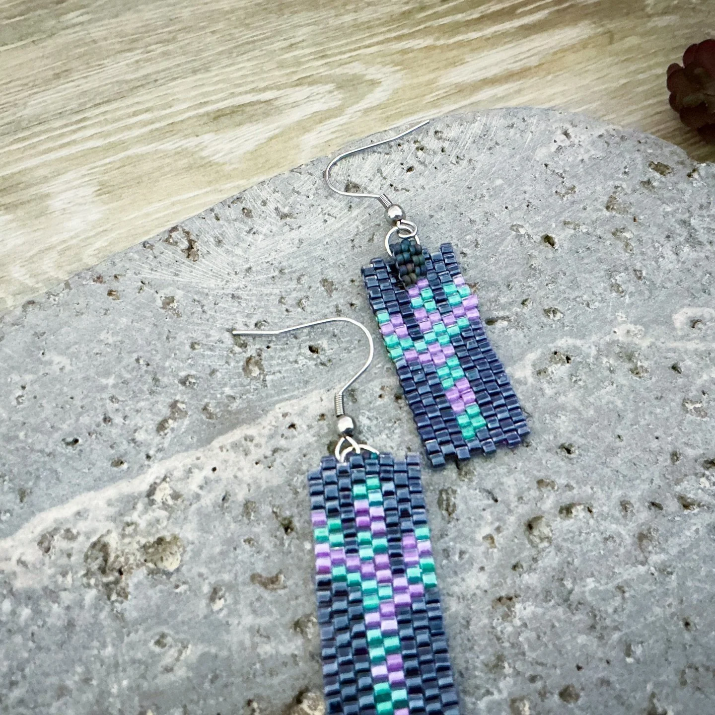 Pattern and video, see December 6th class links here: https://www.daniellewickesjewelry.com/patternstutorials/out-of-this-world-project-box