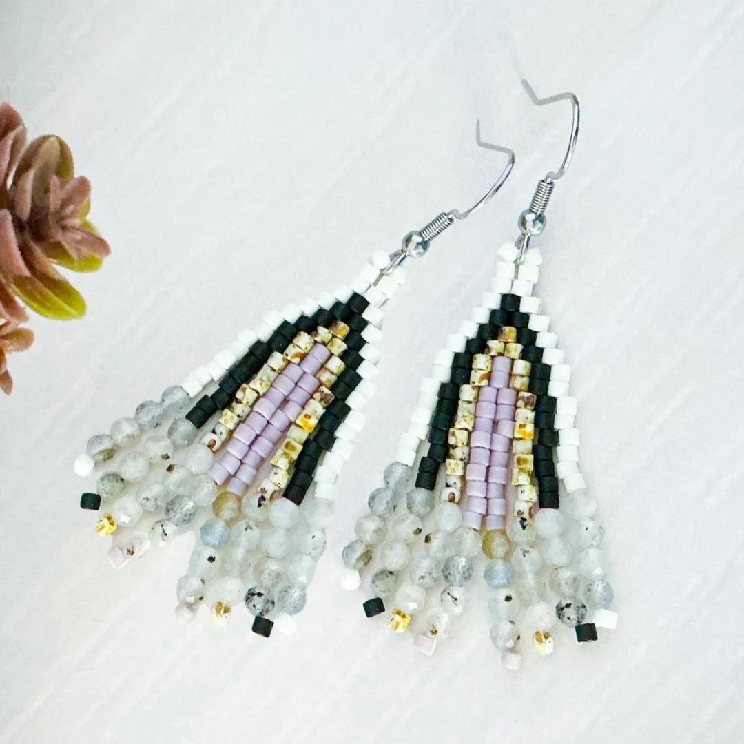 This new kit is in my shop 💕 PDF included. Live class is part of an event, Bella Jewelry Con 2026. Details on my website under the listing https://www.daniellewickesjewelry.com/shop/p/gemstone-fringe-kit