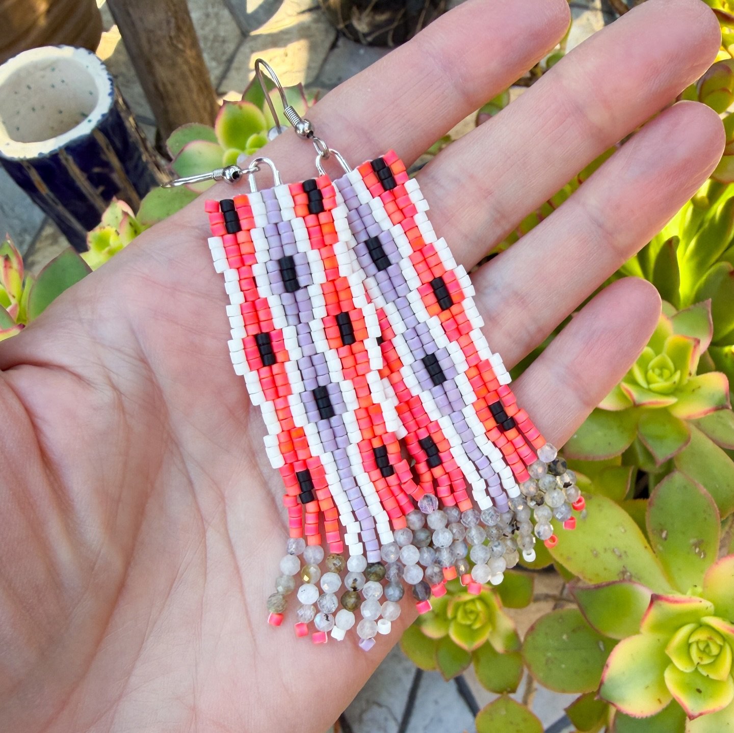 New video guide on @jilltwiseman shares creating the Bargello 2 peyote section step-by-step 💕
Shown here in an alternate color idea with 10/0 Delica 
https://youtu.be/0GBrucLegco?si=rLIFuwF6uAAbVfpf