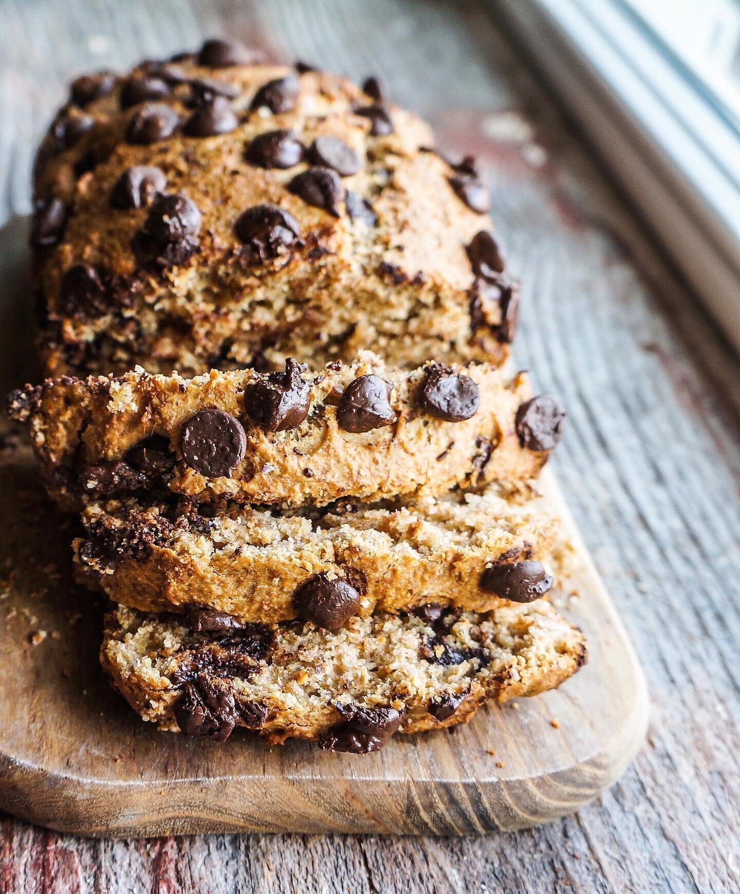 NEW Chocolate Chip Banana Bread is ready and better than ever!🍫🍌 It&rsquo;s refined sugar-free, nut free, it comes with a gluten free option, you only need one bowl to make it, it has common pantry ingredients, is eggless, extra moist and tastes ab