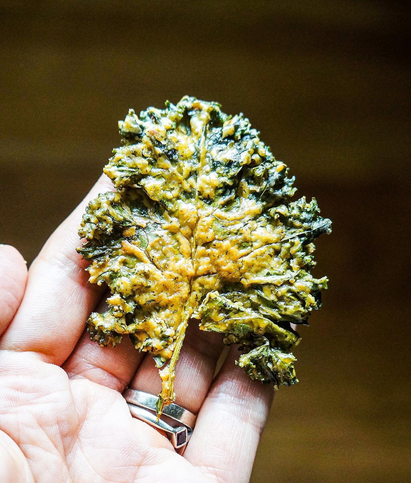 Best Cheesy Kale Chips of your life are ready! ❤️👌🧀 Crunchy, best flavor, easy vegan cheese sauce that goes with it and just so delicious, pals!! Full recipe below. Ingredients:
 
1 bunch of kale (9 large leaves)
 
Vegan cheese sauce ingredients
 
