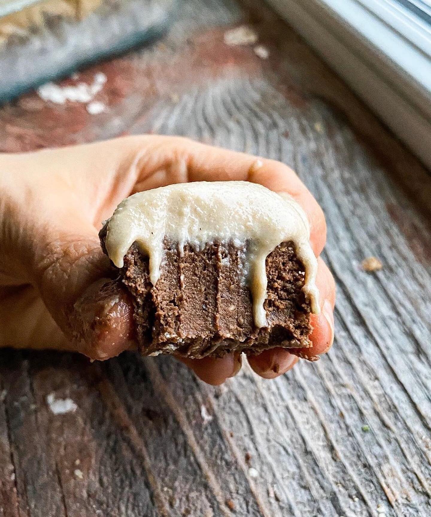 No Bake Mochaccino Brownies is exactly what you need this weekend, pals! 🍫❤️ If you love chocolate with coffee like I do, you are going to love this recipe! This amazing mochaccino treat is vegan, gluten free, oil free, mostly sweetened naturally wi