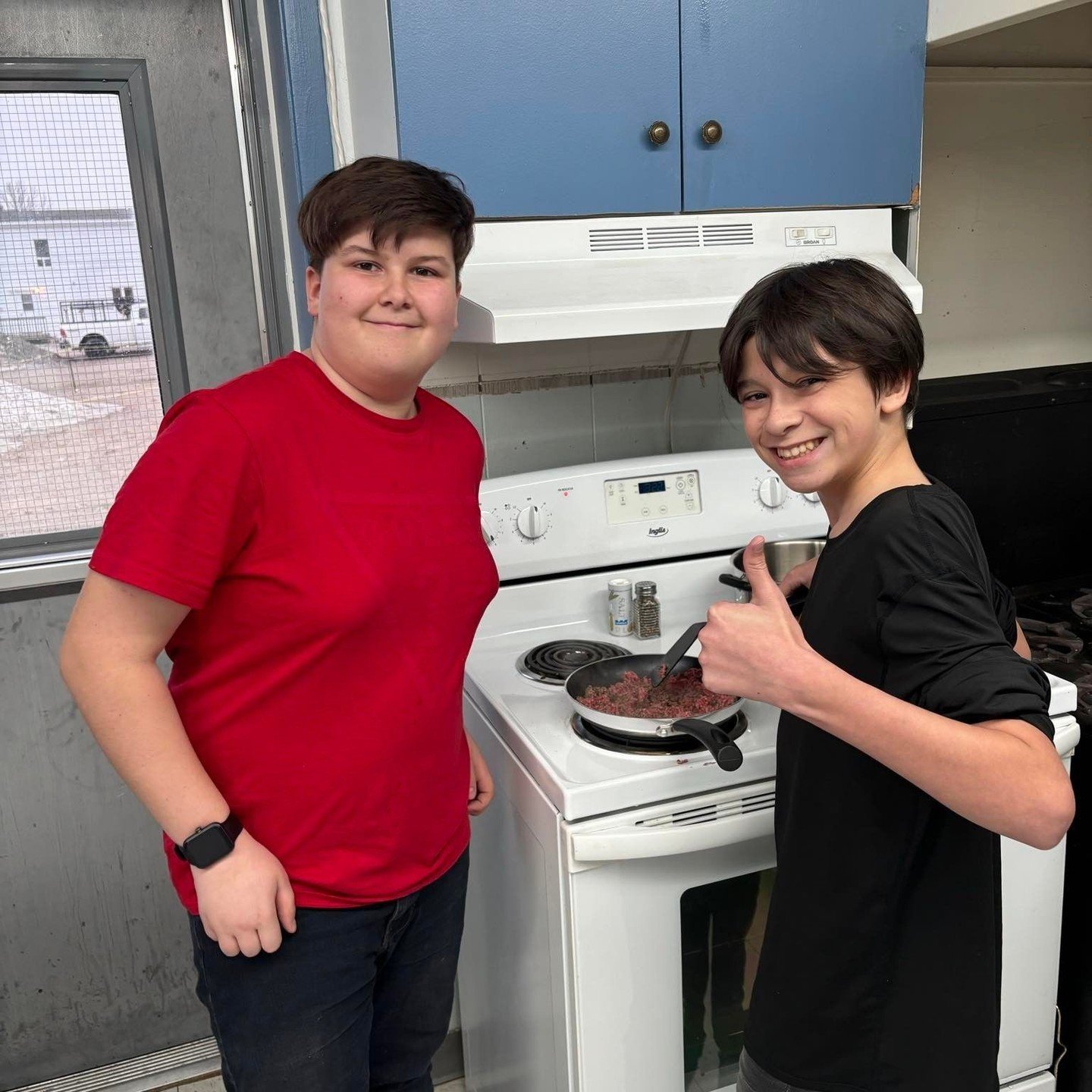 📸Retour en images sur nos CJMR avec l'une de nos deux belles perruches!📸

M&eacute;gan du Carrefour, s'est jointe &agrave; un atelier culinaire du comit&eacute; jeunesse de Palmarolle, en compagnie de l'animateur Julien Aubin et d'Ariel Comtois, Nu