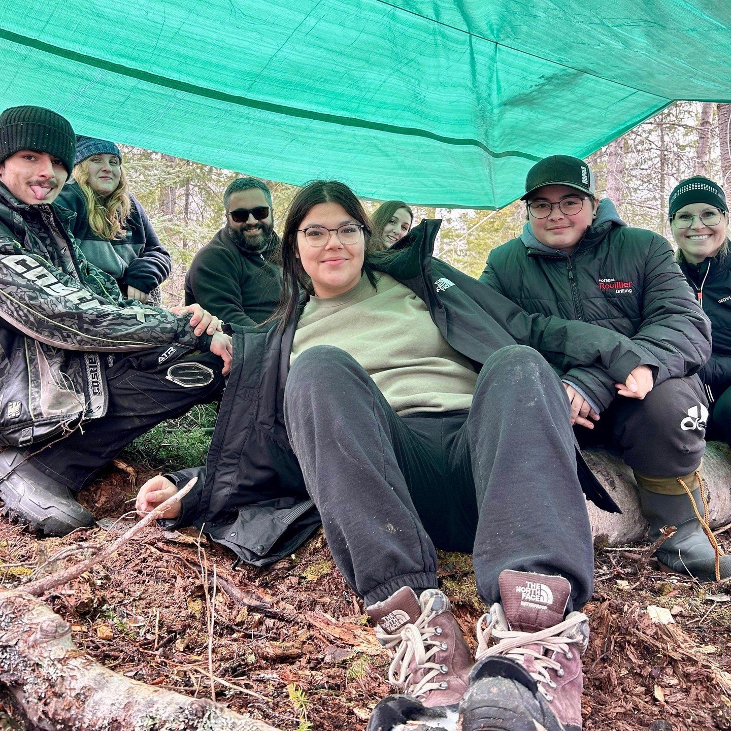 🌱Le Carrefour sort des sentiers battus 🌲⁠
⁠
Le 15 avril dernier, Dominic et Alexy-Ann, intervenant.es en pers&eacute;v&eacute;rance scolaire, ont accompagn&eacute; un groupe de jeunes du Centre Le Retour. L'immersion en for&ecirc;t par le plein air