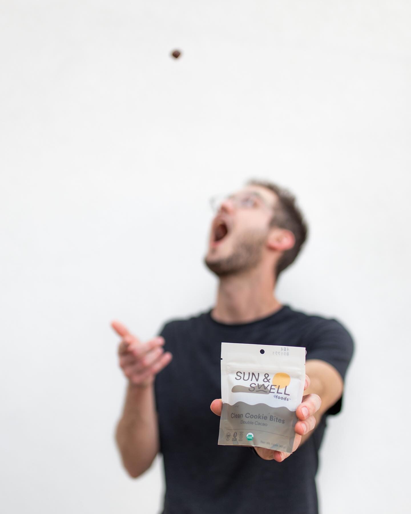 One of our favorite grab-and-go food items, @sunandswellfoods Clean Cookie Bites 🍪
These cookies have a soft, chewy texture, and are sweetened with dates. They are the snack for curbing your sweet tooth without any refined or added sugars.
The p