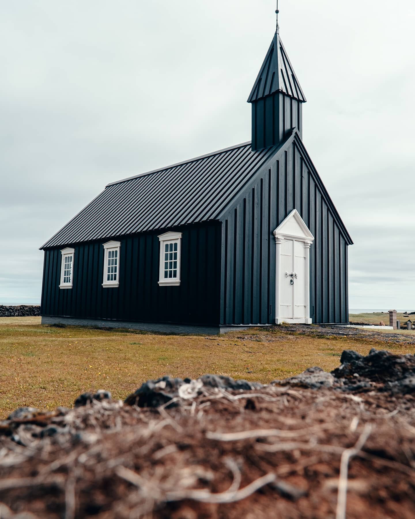 La chiesa Nera. Appositamente costruita per @marcello_smith.

Happy weekend 😂

#blackchurch #iceland #islanda #marcellobello #graveyard #budir #budirblackchurch