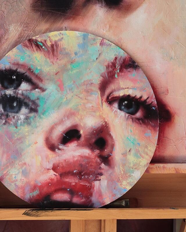 My first trendy painting on a circle board is for sale. Probably my favorite painting ever if I&rsquo;m honest. Inspired by my dramatic urge to branch away from realism and express myself. How do you feel about this piece?? 40x40cm Oil on board. DM f