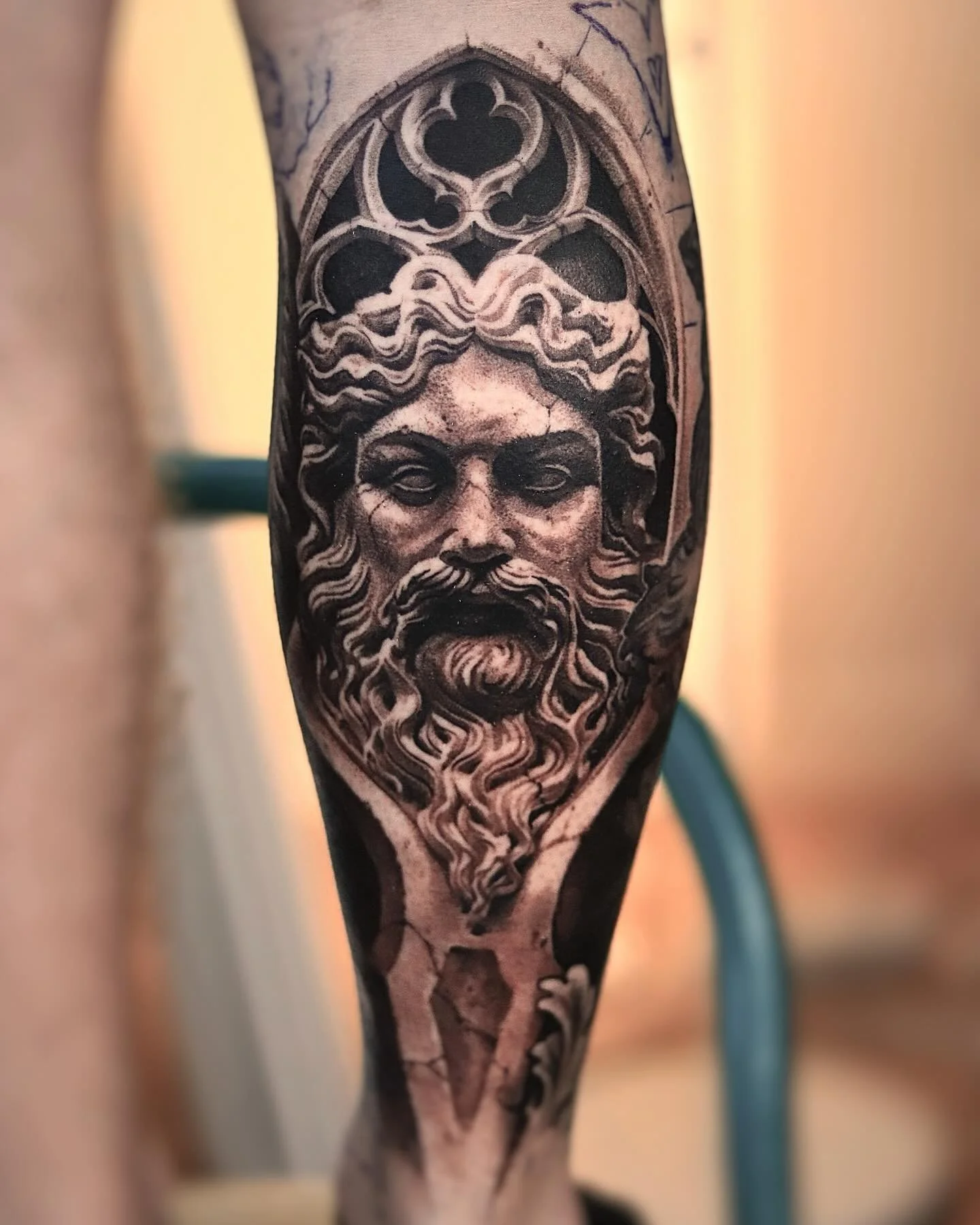Classic half leg for chill guy Jens. 4 sessions 🫱🏼&zwj;🫲🏽 

I know this style is getting old for people, but to me it&rsquo;s timeless and I love chipping away at statues and making them as clean and solid as possible. 

DM or email info@sinnersi