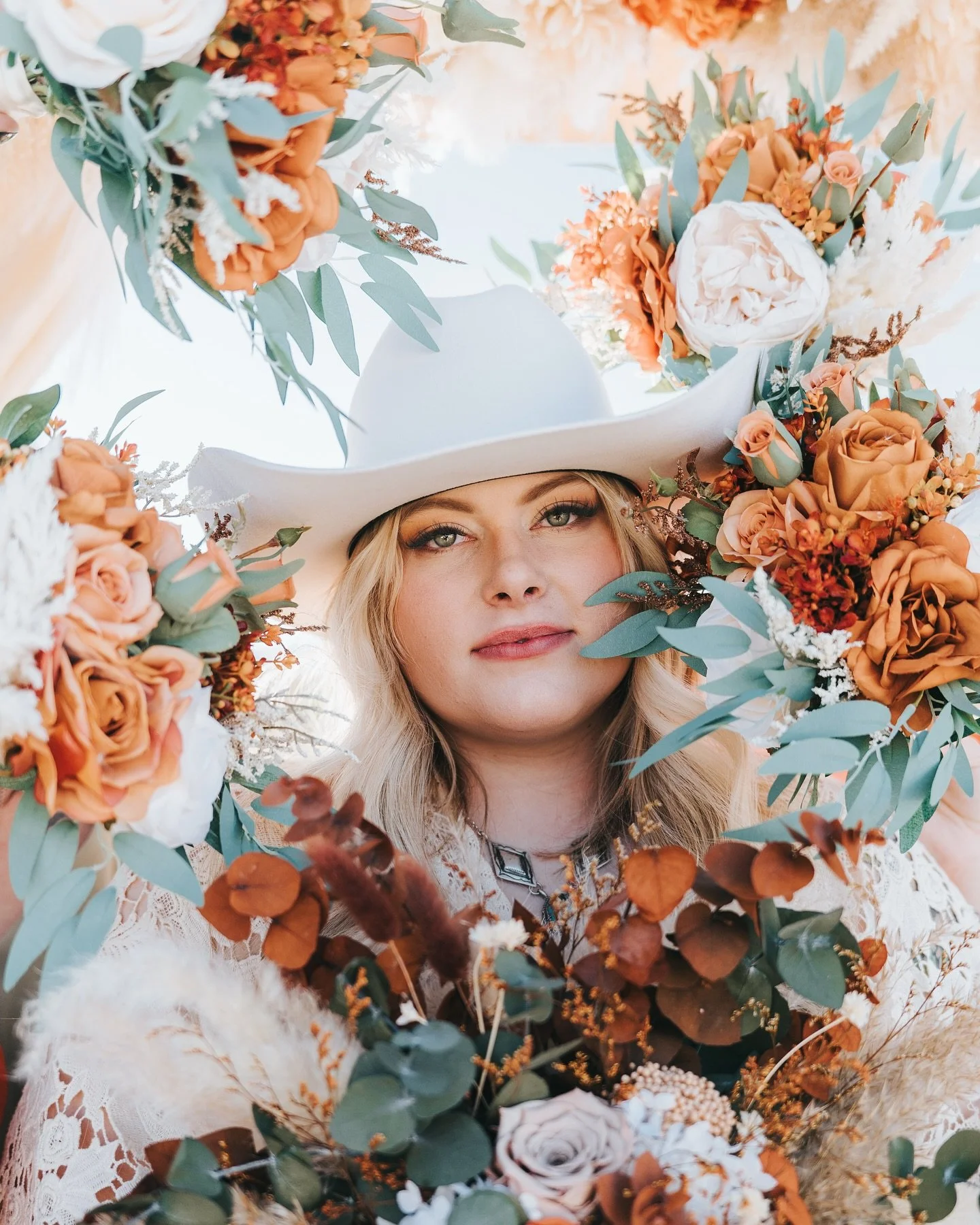 These flowers though?!🤯 STUNNING work by my second shooter @happytree_portraits