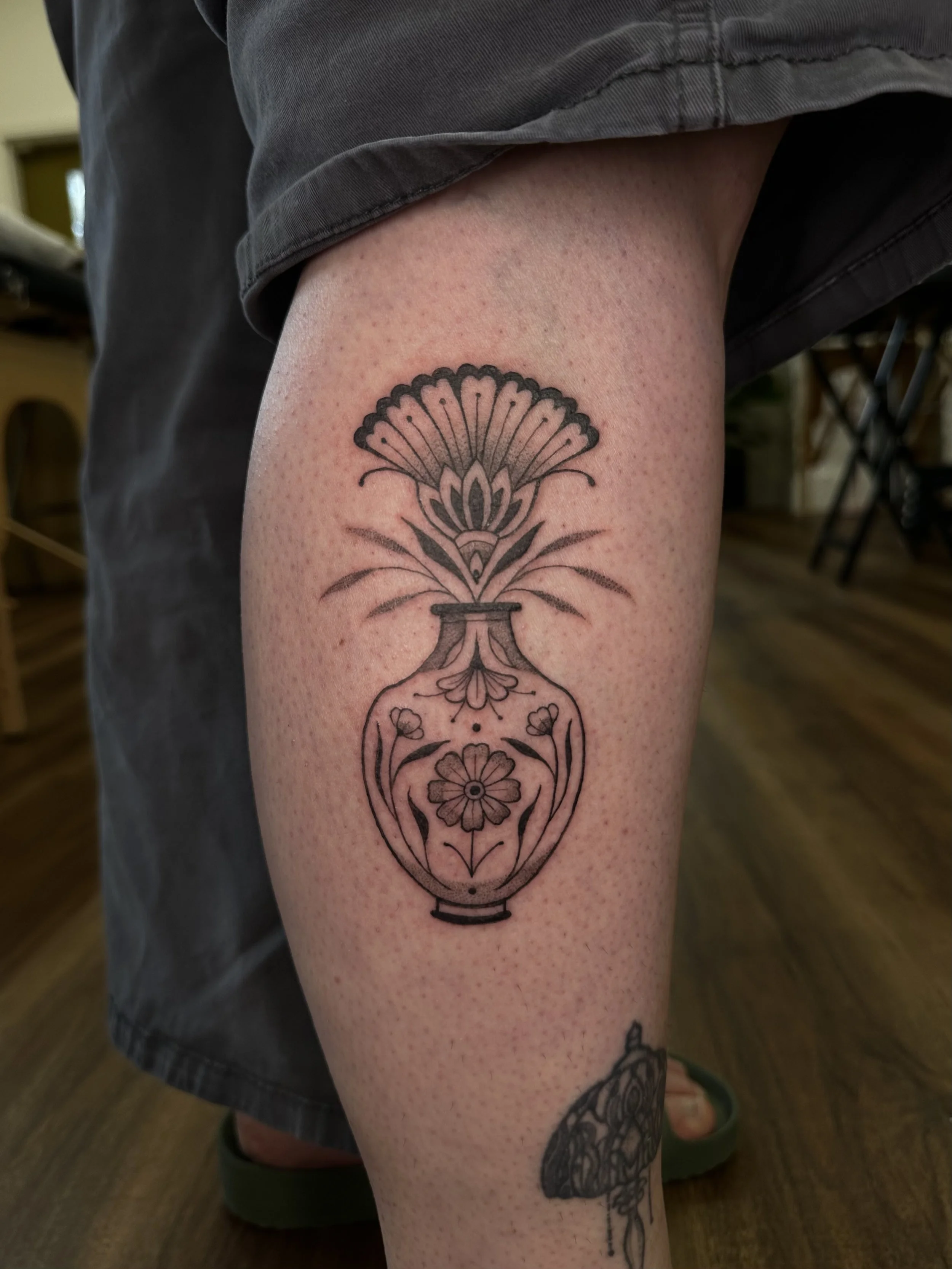 BeckyWaterhouse_Tattoo_folk-vase_IMG_0698.jpeg
