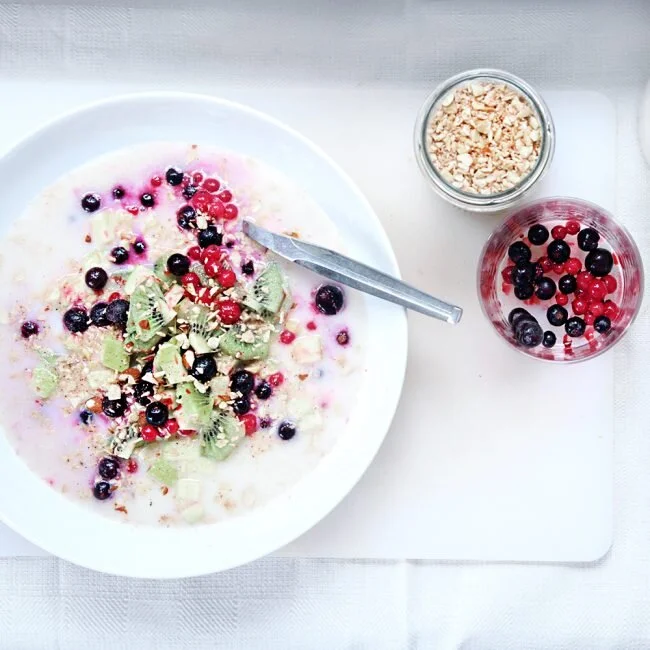 RECIPE : healthy vegan breakfast bowl with homemade oat milk