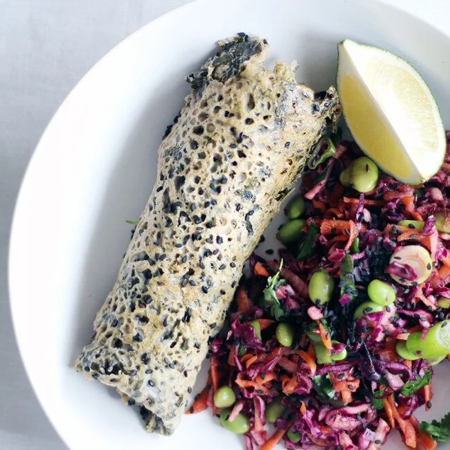 RECIPE : gluten-free wakame seaweed pancake with rainbow salad