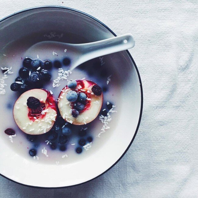 RECIPE : peach berry breakfast bowl