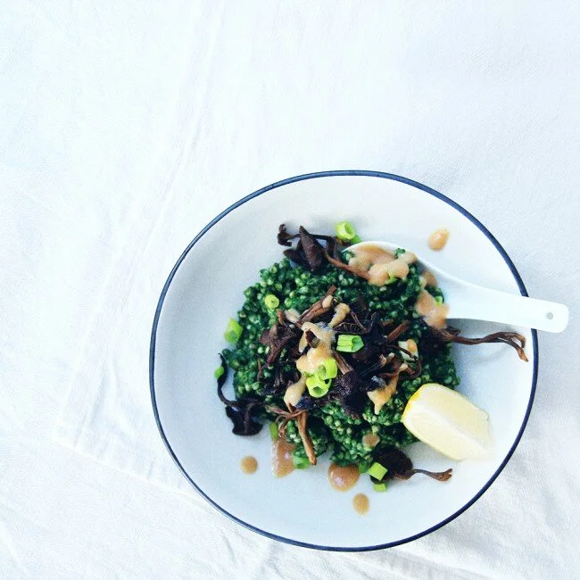 RECIPE : green savoury buckwheat porridge with garlicky mushrooms & miso drizzle