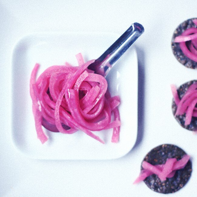 HOW TO : easiest quick-pickled onions