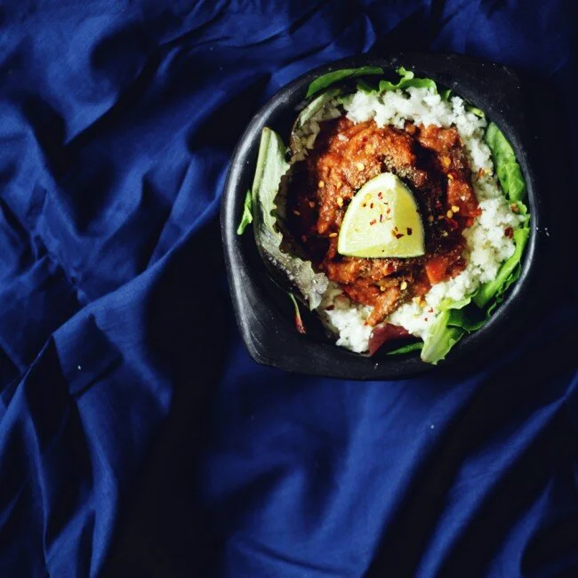 RECIPE : spicy chili bowl with cauliflower rice | cooking with leftovers