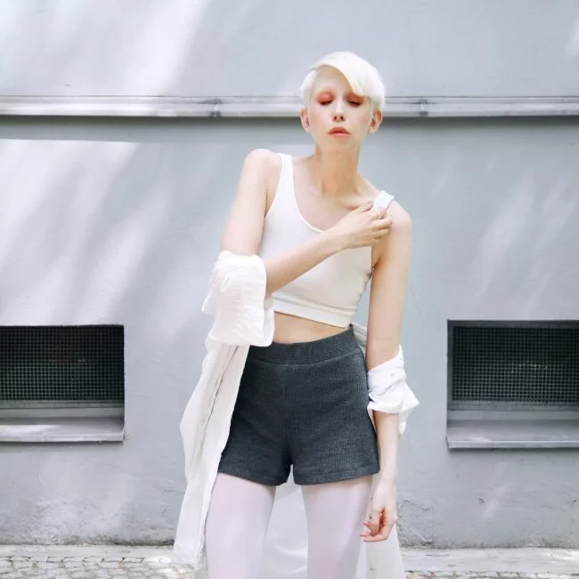 FASHION : desaturated, cropped & sharpened