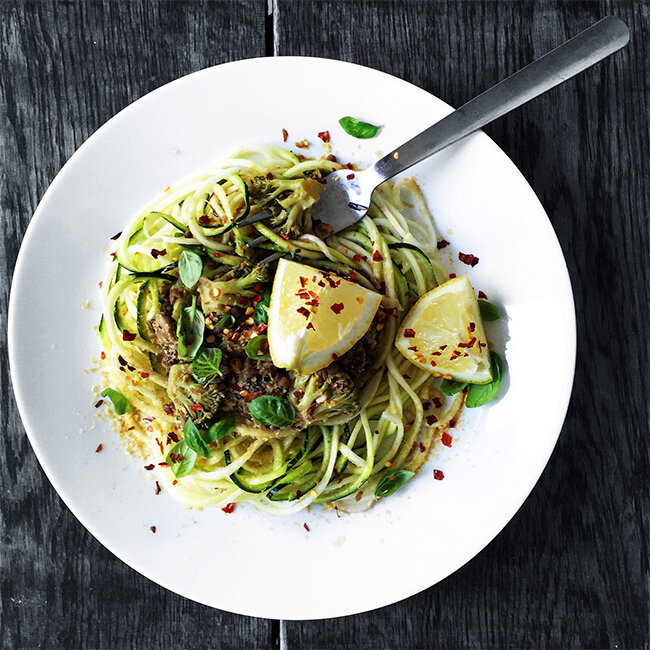 RECIPE : 7 ingredients - spicy creamy lentil mushroom sauce with zucchini noodles | cooking with leftovers