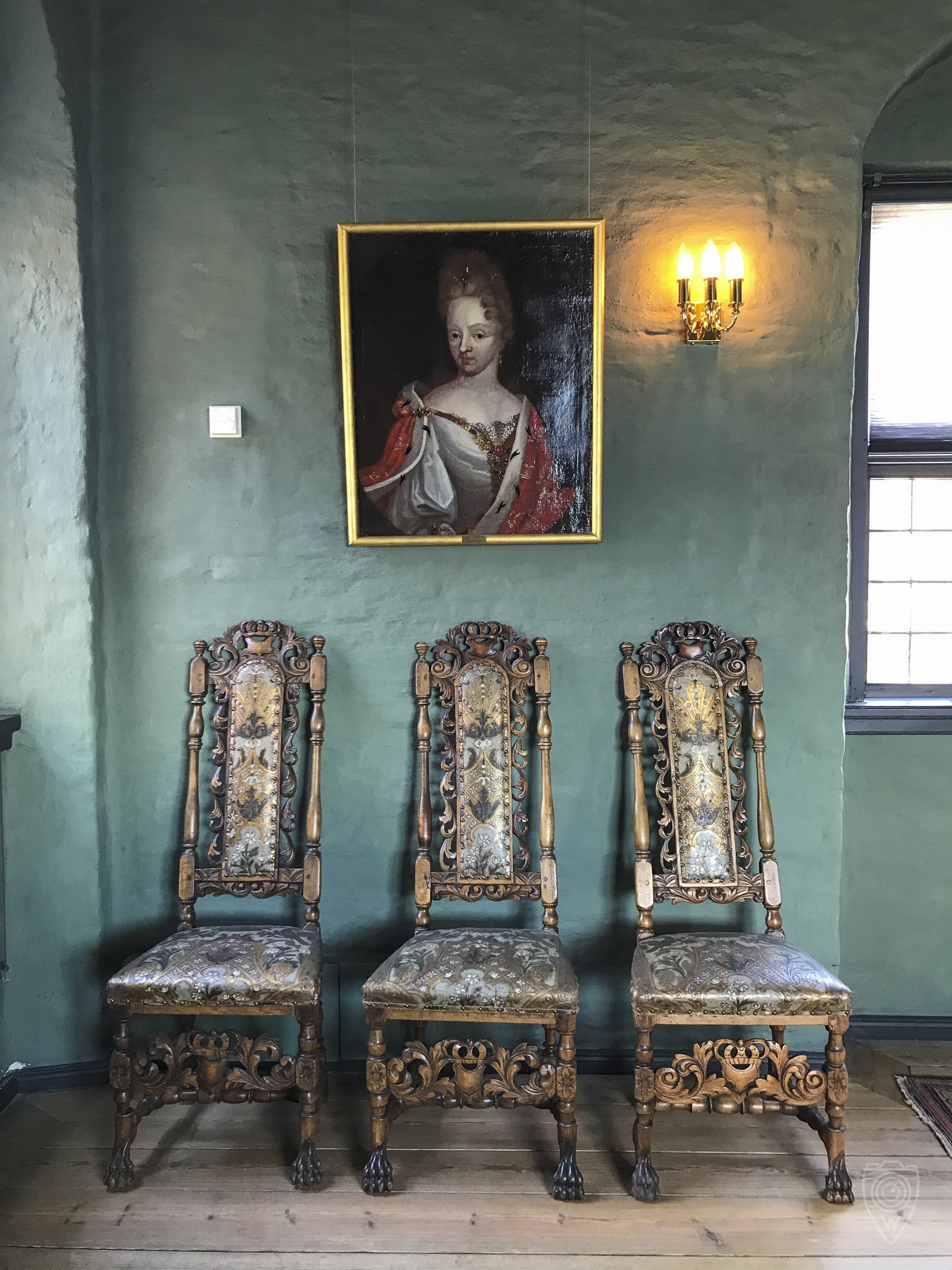 guide-to-oslo-akershus-castle-chairs.jpg