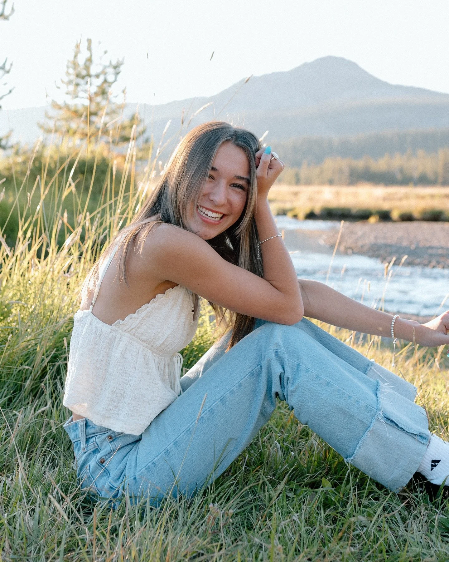 Time doesn&rsquo;t slow down- but photos do. Capture this season of life before it&rsquo;s just a memory. 🤍

Happy almost graduation @linnaeathuren !!

#bend #bendoregon #oregonphotographer #oregonseniorphotography #oregongradphotographer #bendphoto