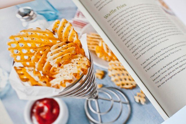 A page from our book, Commercial Food Photography and Lighting, published a few years ago. I could go for some of those waffle fries right now. ⁠
⁠
#commercialphotography #advertising #wonderfulmachine #canonusa #broncolorusa #wafflefries #author #pe