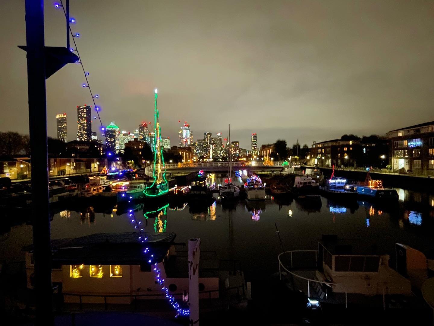 More illuminations added to boats as @greenlanddockfestival competes with #canarywharf 🌲🎁🤩 #christmaslights #greenlanddock #canadawater #se16 #london