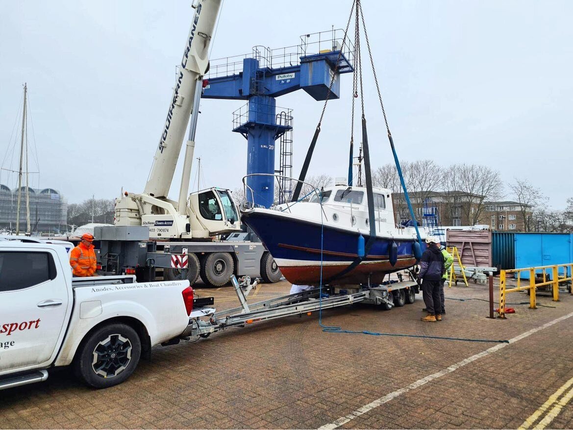 Another boat sold and craned onto transport to be successfully united with its new owner. #southdockmarina #liveaboard #london #canadawater #greenlanddock