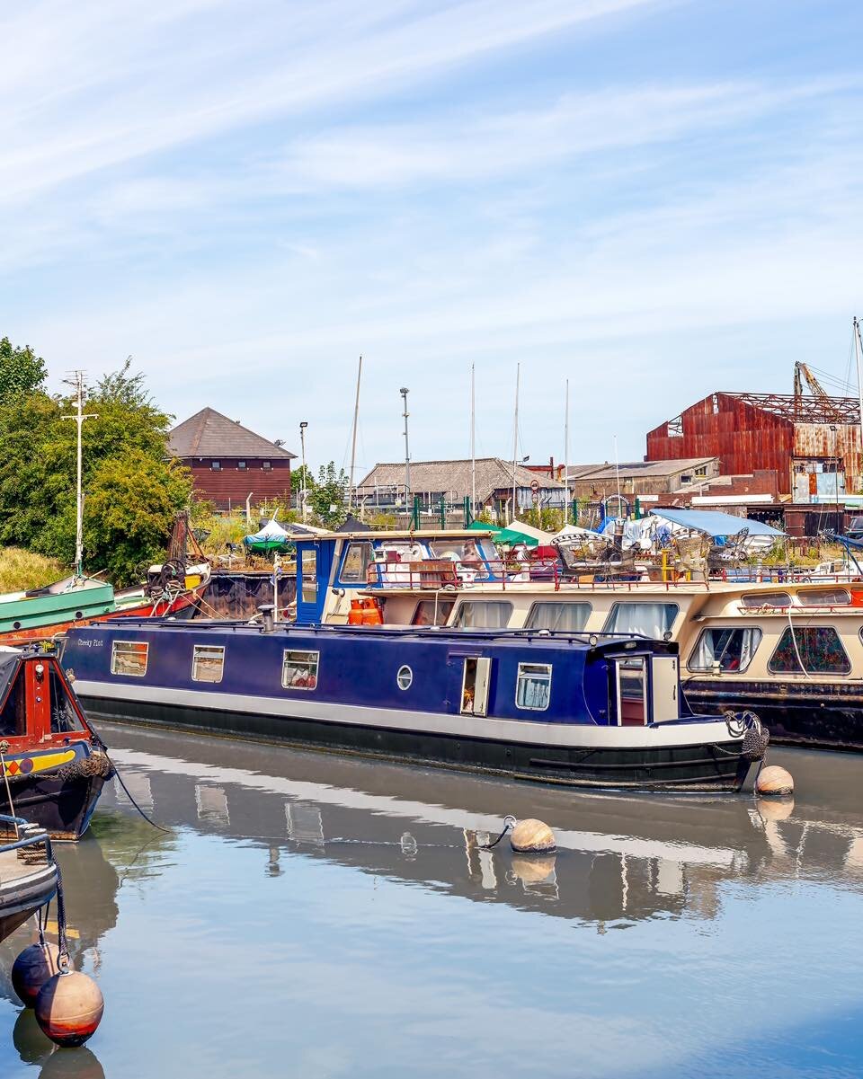 The 60ft narrow boat has been designed and finished to a high standard with a contemporary and cosy style. For sale on a residential berth in Gravesend.  Get in touch for more details.  #linkinbio #gravesend #narrowboatlife #liveaboard #liveaboardlif