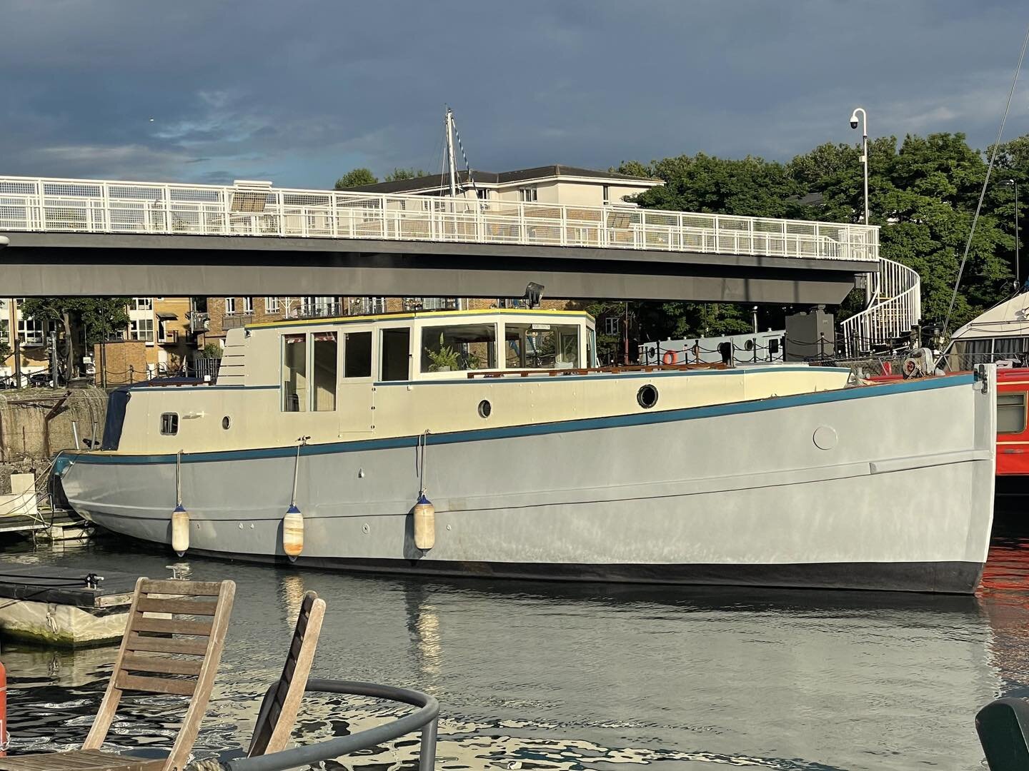 For Sake: This converted Admiralty Launch has had upgrade and maintenance works completed, including exterior finishes and interior electrics and carpentry.  #greenlanddock #boatsforsale #surreyquays #southdockmarina #londonproperty #canadawater #liv