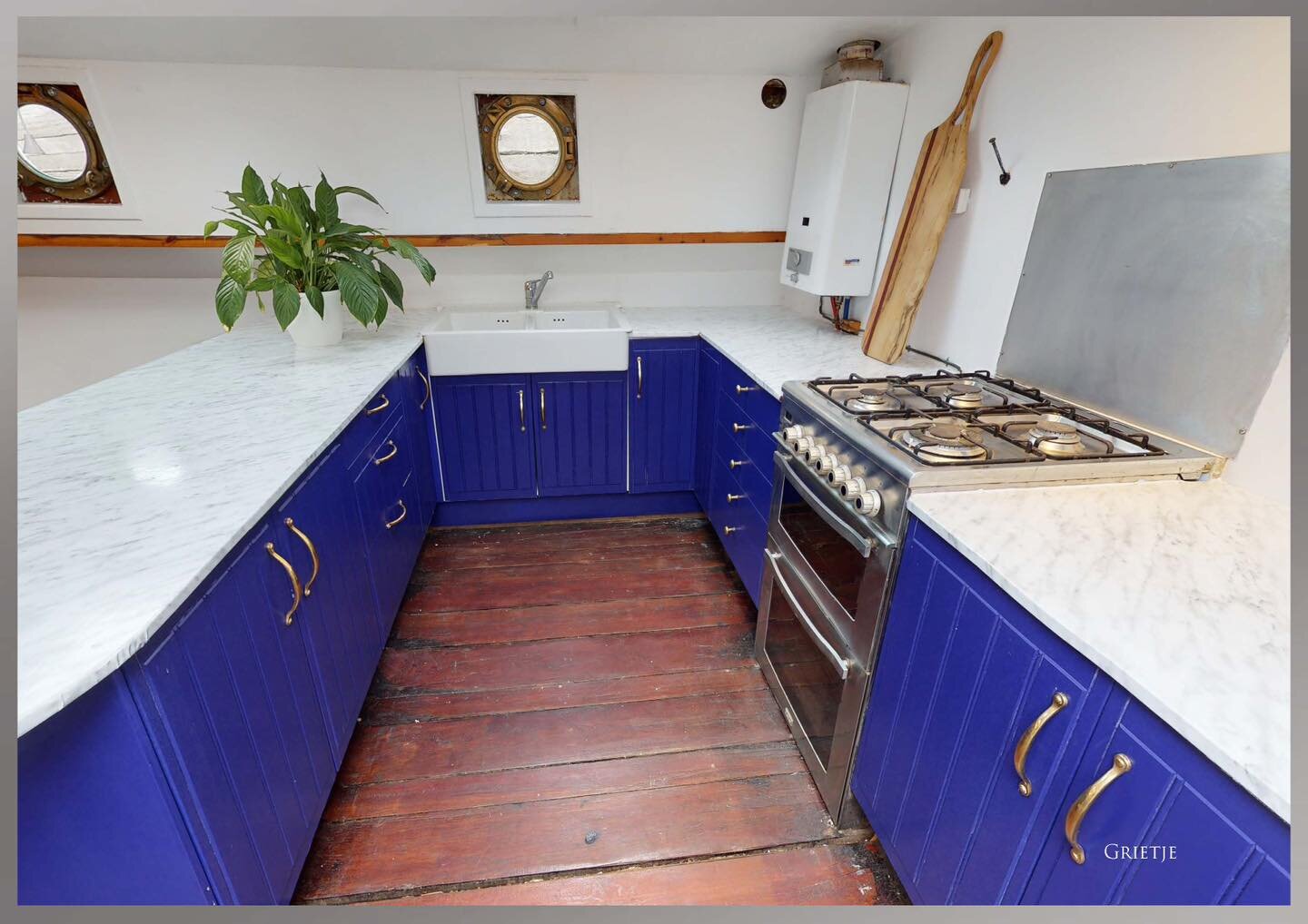 For sale: Grietje is a wonderfully looked after original sailing Dutch Tjalk, the main hold is for large open plan living with the possibility of future subdivision to accommodate additional rooms.  #gravesend #dutchbarges #dutchtjalk #dutchbarge #du