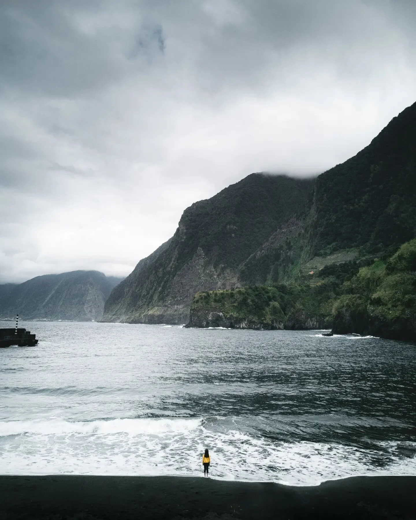 Challenge 🌊
.
Happy coincidence this little girl in a yellow jacket was looking over the water just as I walked by the right photo spot. Luck. 🍀