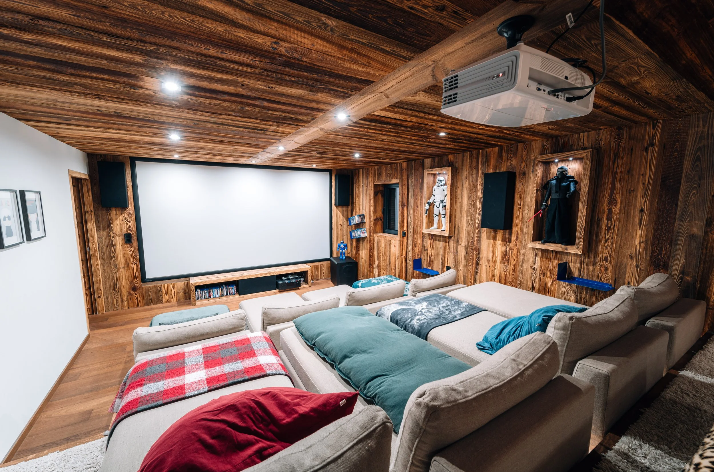 Salle de cinéma privée d'un chalet de luxe à Serre-Chevalier, photographie immobilière Résidentiae