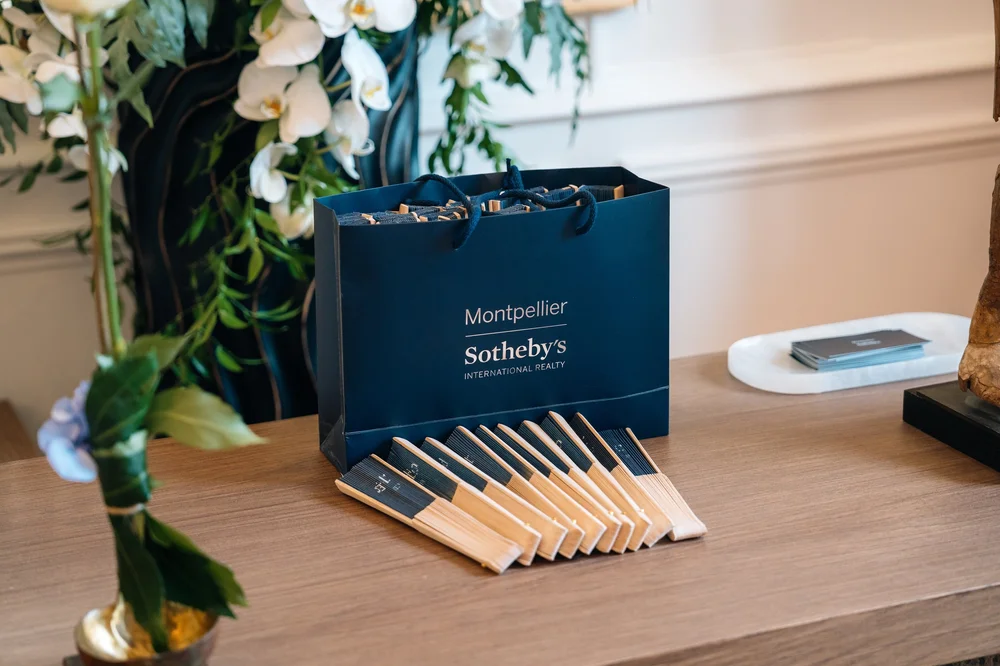 Sac et éventails aux couleurs de la marque offerts aux invités, photo de détails d'événement