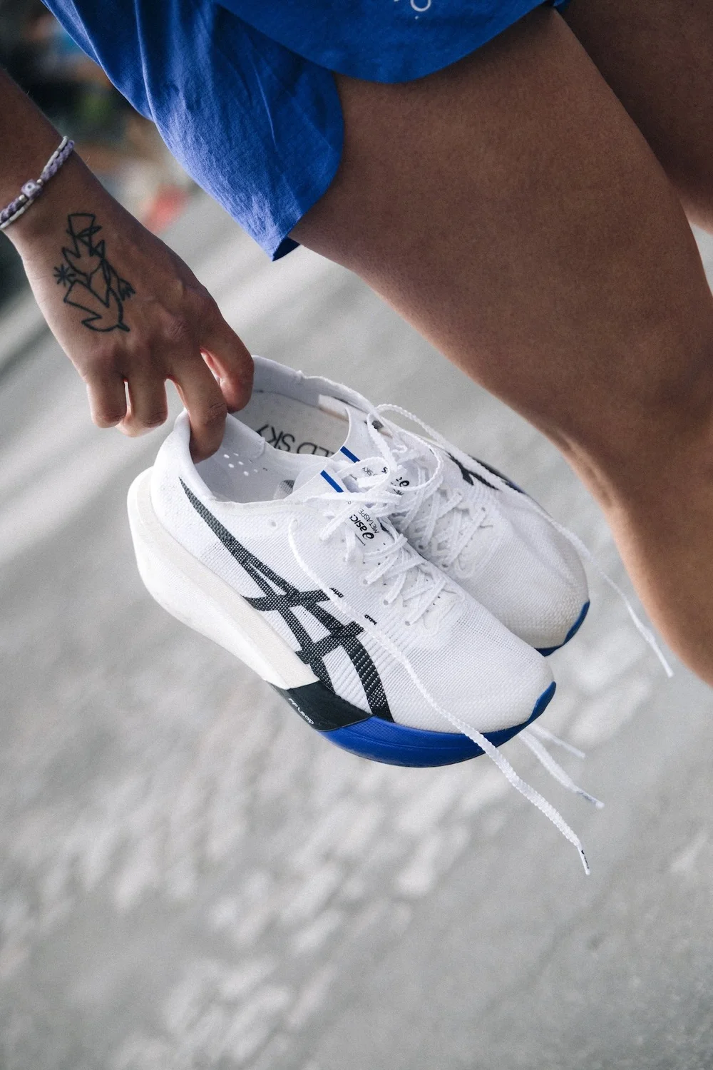 Coureur tenant ses chaussures après une course, couverture photo d'événement sportif par LUSANT Prod.