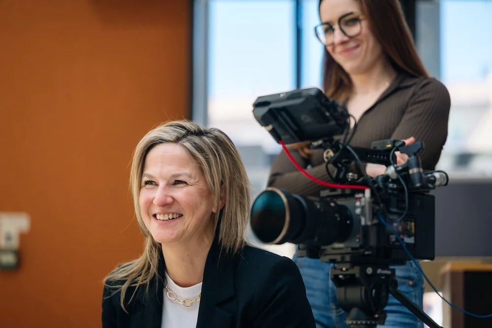 Cadre de santé souriante interviewée face caméra, témoignage vidéo corporate