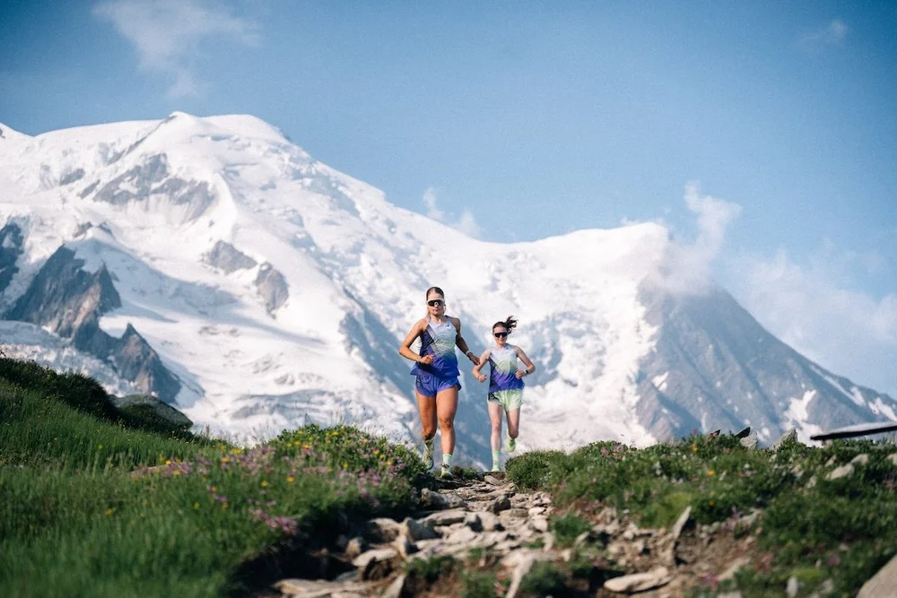 Deux traileuses New Balance face au massif du Mont-Blanc, campagne de lancement trail