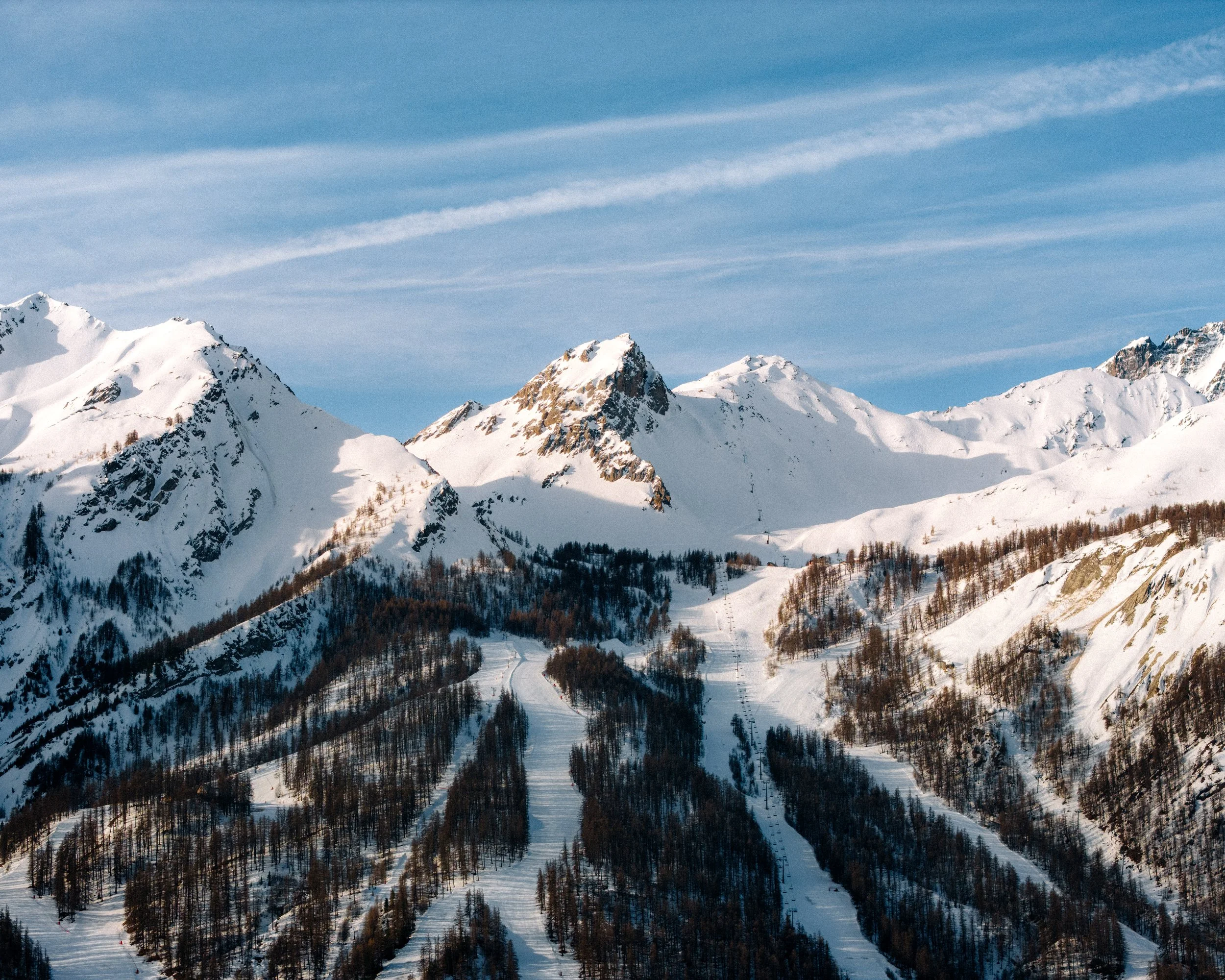 Sommets enneigés et pistes de ski autour de Serre-Chevalier, prise de vue pour Résidentiae