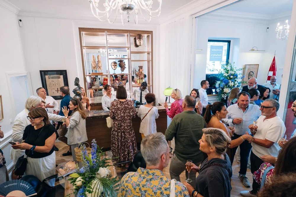 Foule d'invités dans les salons d'une soirée d'inauguration, reportage photo et vidéo événementiel