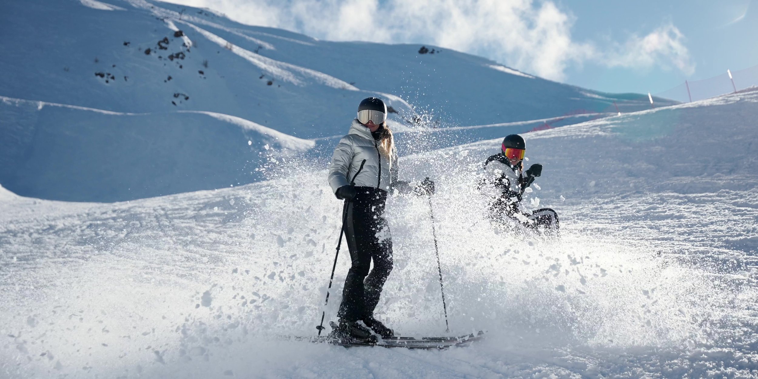 Skieurs soulevant la poudreuse sur les pistes de Serre-Chevalier, tournage publicitaire Résidentiae