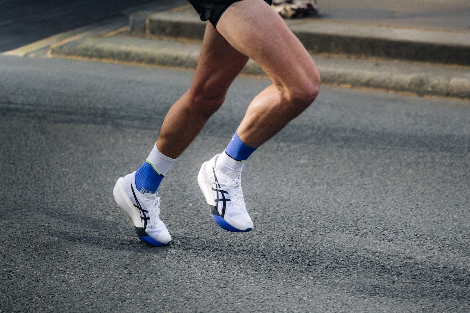 Foulée d'un coureur en ASICS sur le bitume du Marathon de Paris, couverture photo événementielle