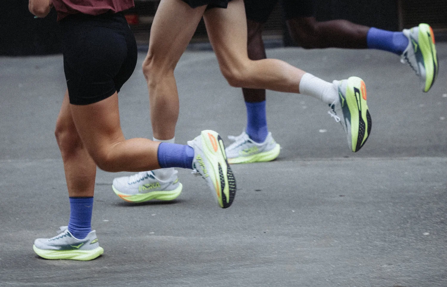 Foulées de coureurs en HOKA Mach 7 sur l'asphalte, campagne de lancement d'une chaussure de running