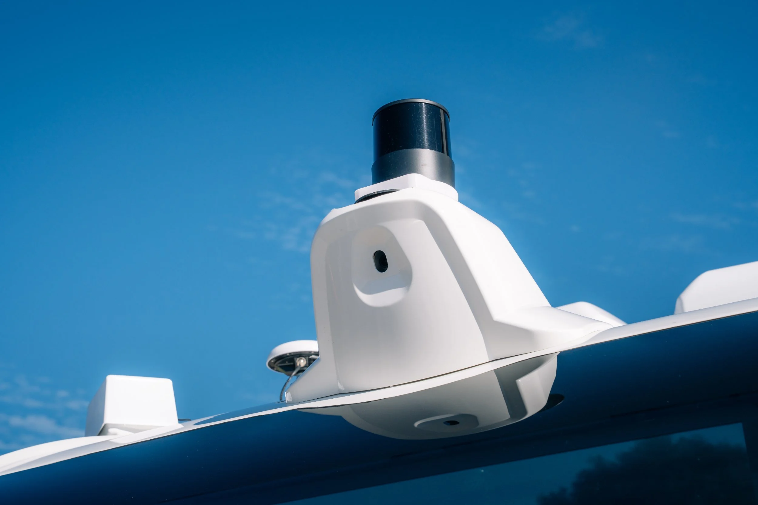 Capteur de toit de la navette autonome Navya sur fond de ciel bleu