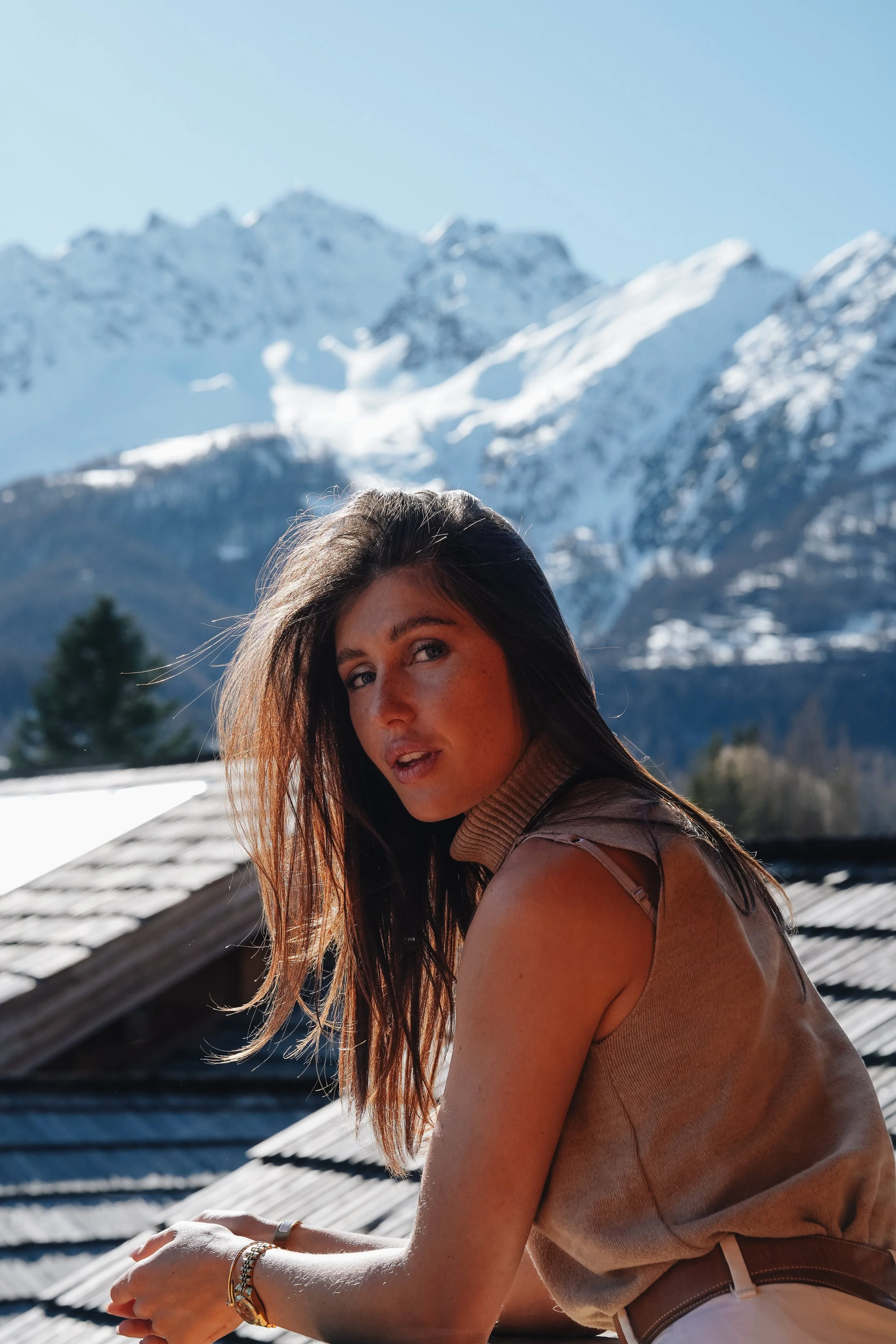 Femme posant sur un balcon face aux sommets enneigés de Serre-Chevalier, campagne Résidentiae