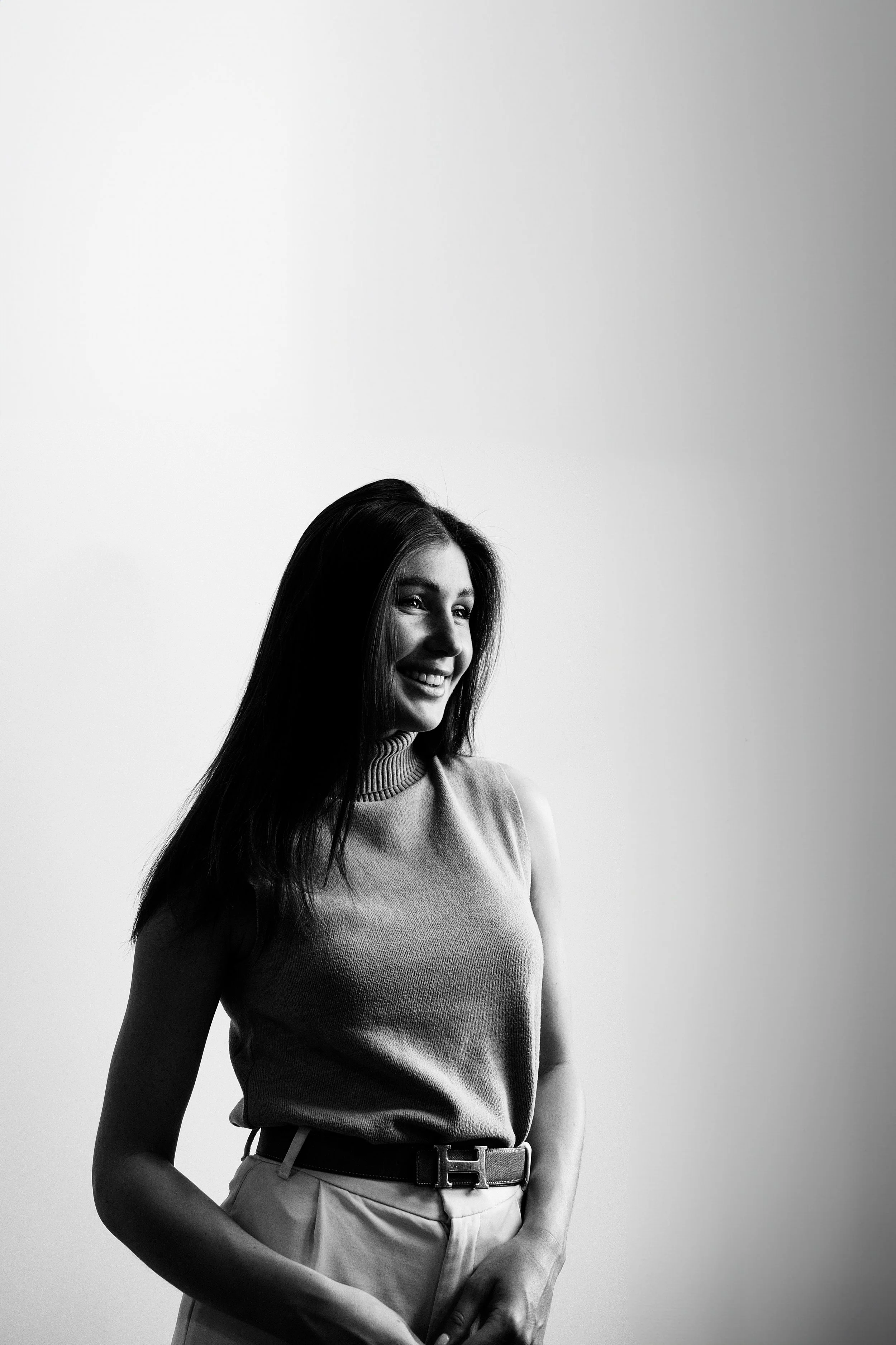 Portrait noir et blanc d'une femme souriante, campagne immobilière Résidentiae