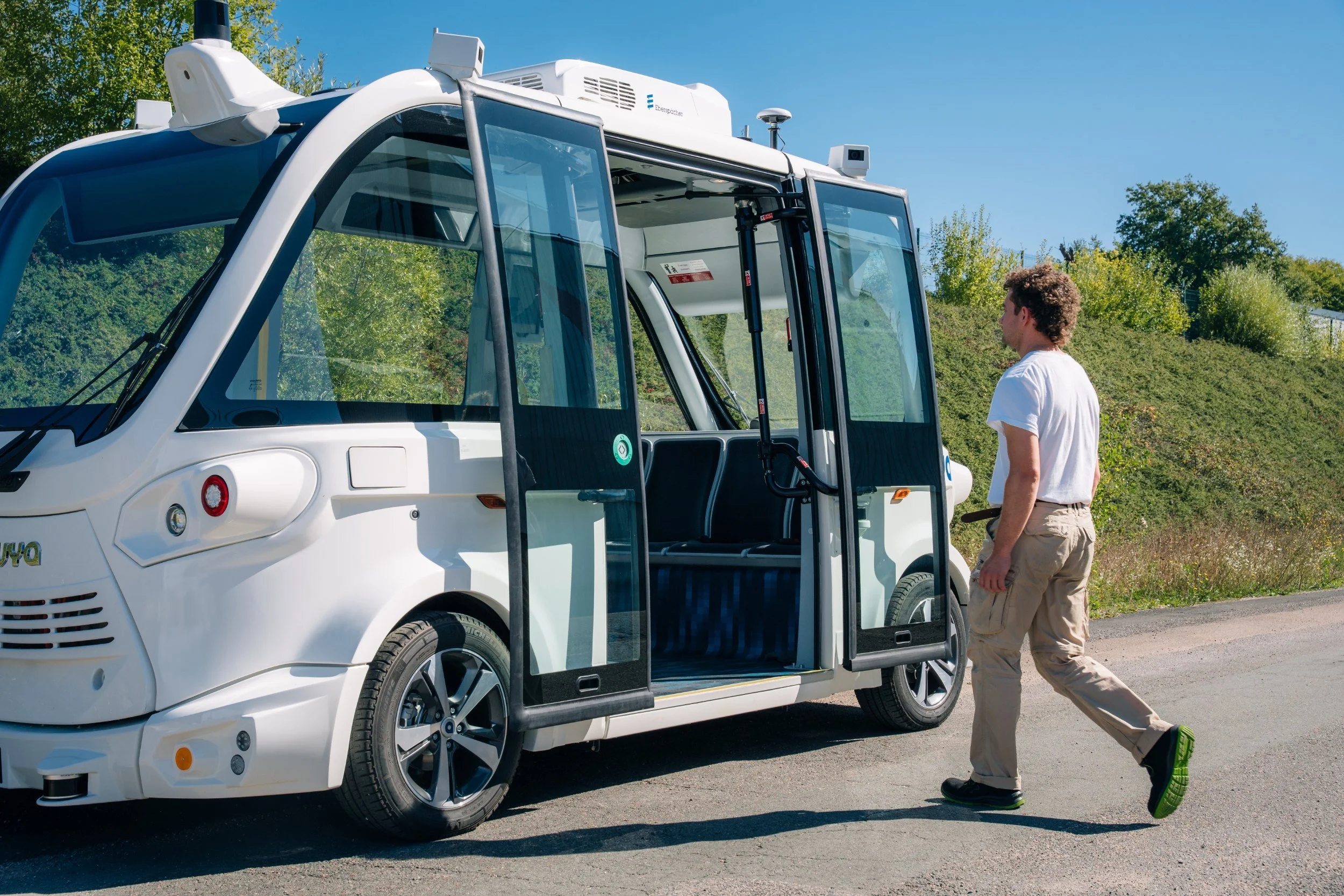Passager montant à bord de la navette autonome Navya, portes ouvertes